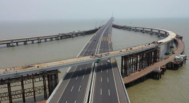 建設中的青島海灣大橋