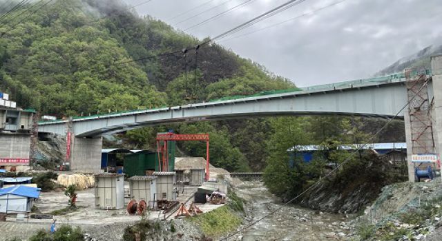 四川九綿高速LJ25合同段花園壩大橋左幅鋼箱梁吊裝順利合攏