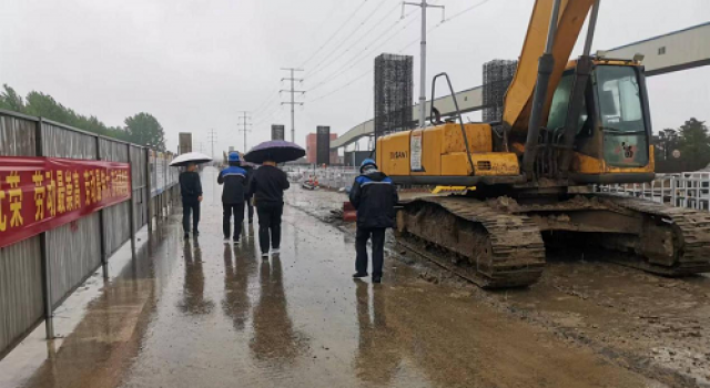 雨天巡查不松懈，督導檢查不停歇——區交通局對日照市沿海路高架橋現場冒雨檢查