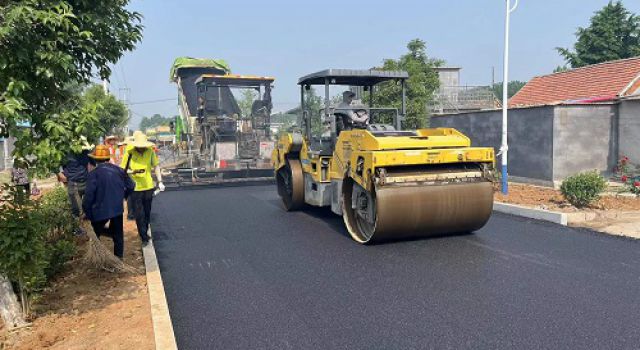 沂南磚埠鎮(zhèn)高架橋—濱河道路大修工程瀝青面層攤鋪?lái)樌瓿?
                                        title=