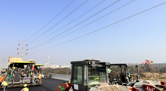 日照市南沿海公路高架項(xiàng)目瀝青下面層首件攤鋪順利完成